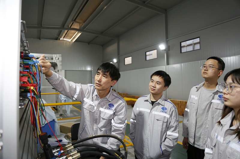 记上海工匠、宝冶冶金公司电气安装调试专家钱国(图1)
